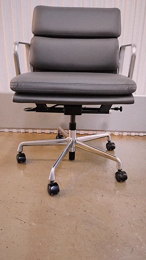 Authentic Herman Miller Eames Soft Pad Office Chair Pneumatic Height + Tilt Lock