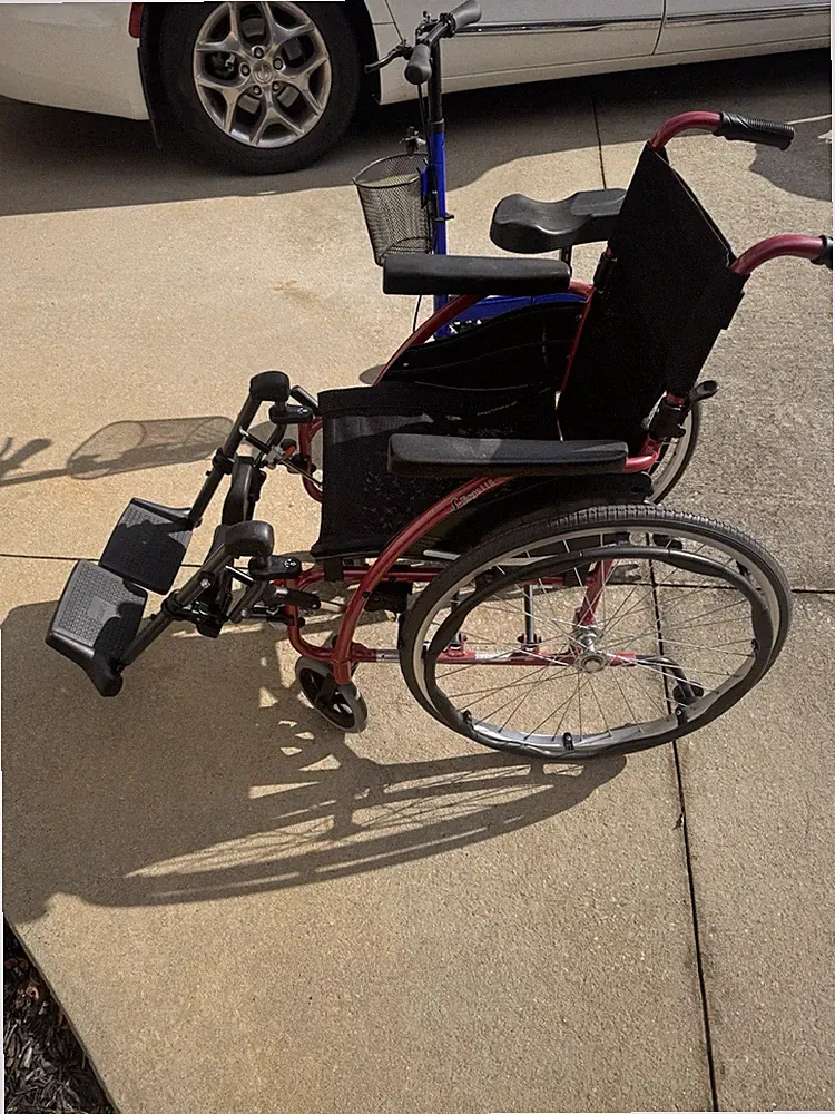 Excellent condition. Karman S-115 25 lbs Ultra Light Ergonomic Wheelchair